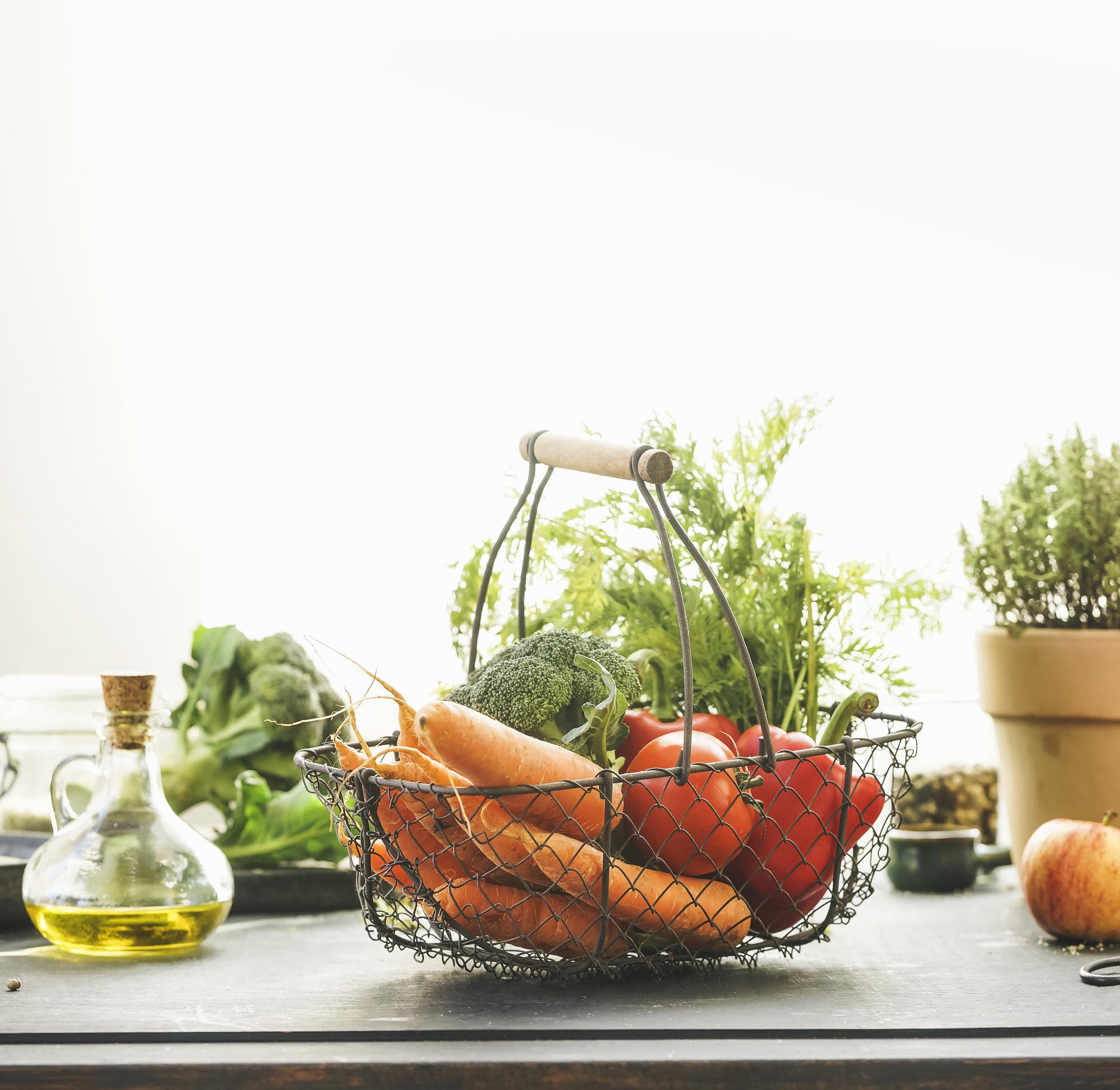 Cestino di ingredienti freschi per corso